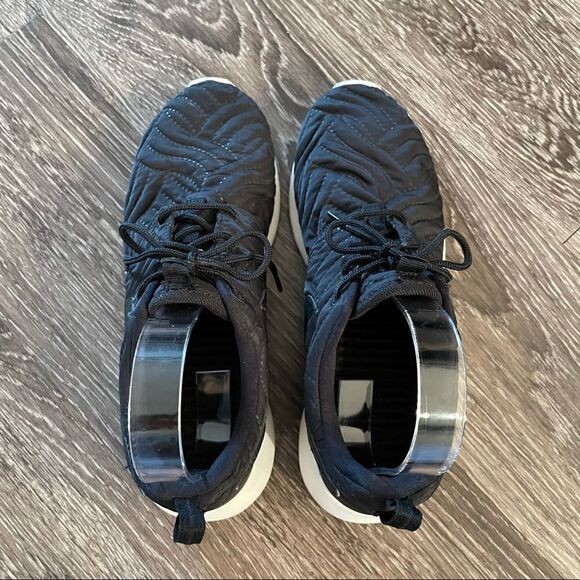 Nike Roshe Run Quilted Sneakers - Picture 7 of 9